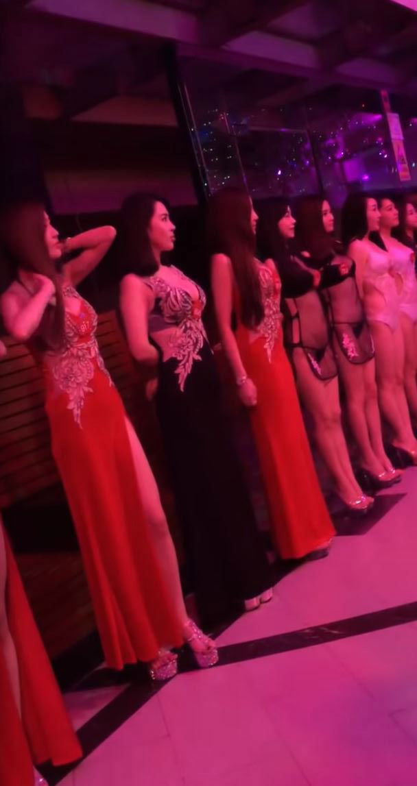 揭秘澳门红灯区：赌博加美女吸引各国游客！